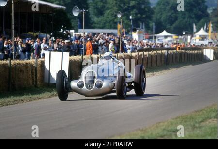 John Surtees fährt einen Mercedes-Benz W135 von 1937 auf der Goodwood Festival of Speed 1996 Stockfoto