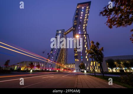 Hotel Bella Sky in Kopenhagen bei Nacht gesehen Stockfoto