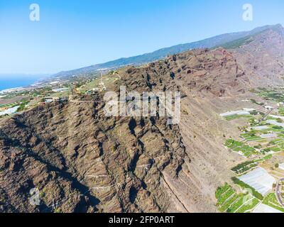 Drohnenansicht von Tazacorte und einem Teil des Vulkans Caldera de Taburiente auf der Insel LaPalma. Bananenplantagen. Stockfoto
