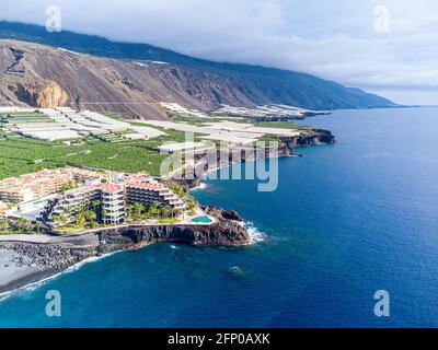 Drohnenansicht auf vulkanischen Strand in Puerto Naos, La Palma. Stockfoto