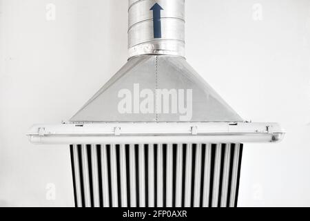 Dunstabzugshaube in der Produktionshalle. Installation eines Lüftungssystems in Industrieräumen Stockfoto