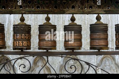 Gebete Räder drehen sich in Kathmandu, Nepal Stockfoto