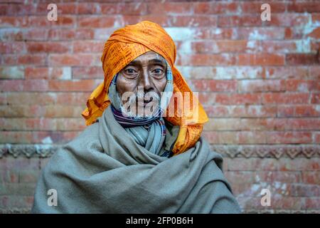 KATHMANDU, NEPAL - 16. FEBRUAR 2015: Ein Sadhu in Pashupatinath für Maha Shivaratri, der am 17. Februar gefeiert wird. Shivaratri wird gefeiert e Stockfoto