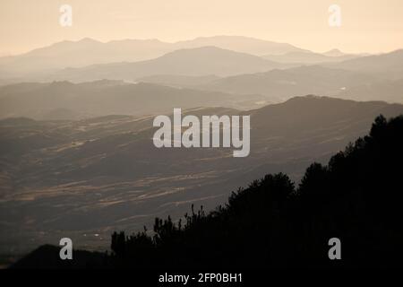 Am Abend können Sie sich die Berge Siziliens ansehen Vom Ätna Park Stockfoto