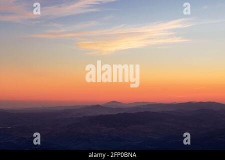 Blick auf die Berge in Sizilien in den Sonnenuntergang vom Ätna Parken Stockfoto