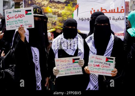 18. Mai 2021, Taiz, Gouvernement Taiz, Jemen: Taiz, Jemen. 19 Mai 2021. Hunderte von Jemenis nehmen an einer Massendemonstration in der jemenitischen Stadt Taiz Teil, um die israelische Bombardierung von Gaza und die israelische Politik im Westjordanland und in Jerusalem zu verurteilen. Demonstranten im Zentrum von Taiz hoben Bilder der Al-Aqsa Moschee und Plakate in Solidarität mit Gaza und dem Jerusalemer Stadtteil Sheikh Jarrah auf. Sie riefen auch Slogans zur Unterstützung des palästinensischen Volkes und seiner Sache aus und appellierten an die internationale Gemeinschaft, sich gegen die israelische Unterdrückung gegen Palästina zu wehren Stockfoto