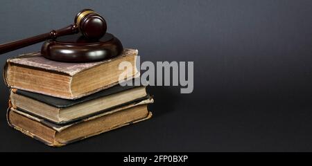 Law Concept - Gesetzbuch mit einem hölzernen Richter gavel auf dem Tisch in einem Gerichtssaal oder Strafverfolgungsbehörde. Platz für Text kopieren Stockfoto