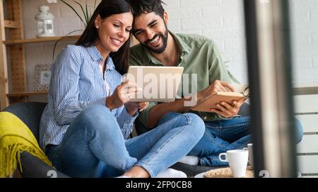 Junge glücklich multirassischen Paar in der Liebe ruhen, Spaß zu Hause Stockfoto