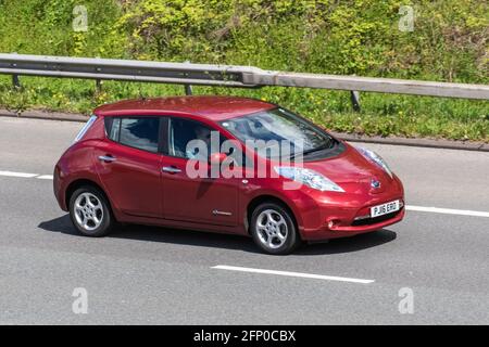 2016 Nissan Leaf Acenta 30 kWh; Fahrzeugverkehr, bewegliche Fahrzeuge, Autos, Fahrzeug auf britischen Straßen, Motoren, Fahren auf der Autobahn M6, britisches Straßennetz. Stockfoto