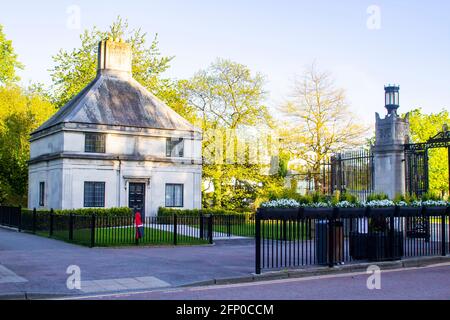 Am 17. Mai 2021 wurde die kleine Torloge aus Portkland Stone am Eingang zum historischen Parlamentsgebäude auf dem Stormont Estate in EA errichtet Stockfoto