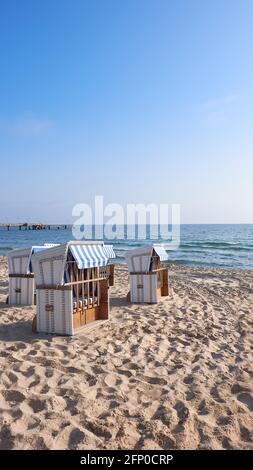 Banner, Strand und Liegen an der Ostsee. Insel Rügen an der Ostseeküste in Norddeutschland. Vertikales Banner, Panoramabild Stockfoto