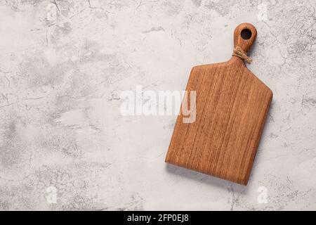 Schneidebrett auf einem Betontisch, Draufsicht Stockfoto