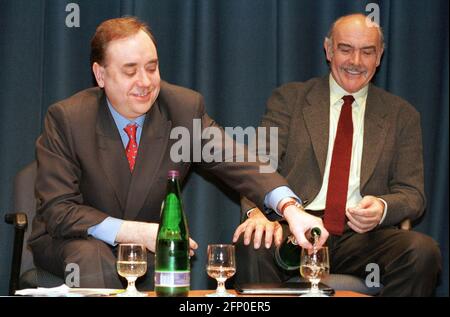 The Scottish National Party Rally at Edinburgh Conference Centre, 26/4/99. Schauspieler und Filmstar Sean Connery mit Alex Salmond. Stockfoto