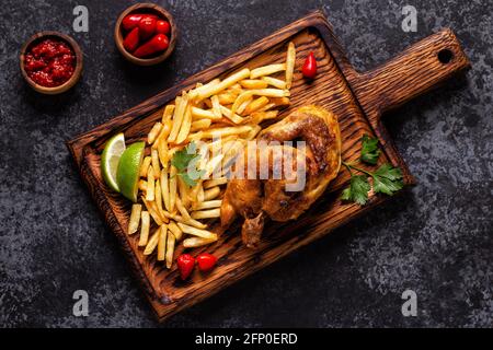 Halb geröstetes Huhn Piri Piri mit pommes Frites, Draufsicht Stockfoto