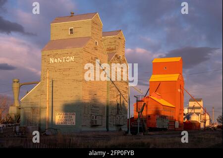 Nanton, Alberta - 7. Mai 2021: Aufzug Reihe in Nanton Alberta. Diese Getreideaufzüge sind als denkmalgeschützte Gebäude erhalten geblieben. Stockfoto