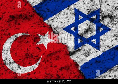 Konzept eines Konflikts zwischen Israel und der Türkei mit bemalten Fahnen an einer Wand mit einem Riss Stockfoto