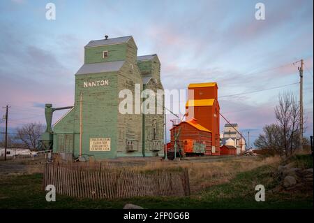 Nanton, Alberta - 7. Mai 2021: Aufzug Reihe in Nanton Alberta. Diese Getreideaufzüge sind als denkmalgeschützte Gebäude erhalten geblieben. Stockfoto