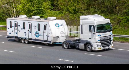 ADF-Einrichtungen große zweirädrige Doppelachs Wohnanhänger & DAF XF Traktor Einheit; Film Industry Freight Company, Spedition Lieferwagen, LKW, schwere Nutzfahrzeuge, Transport, DAF LKW, Frachtführer, Fahrzeug, Europäische Nutztransportindustrie LKW, M61 in Manchester, Großbritannien Stockfoto