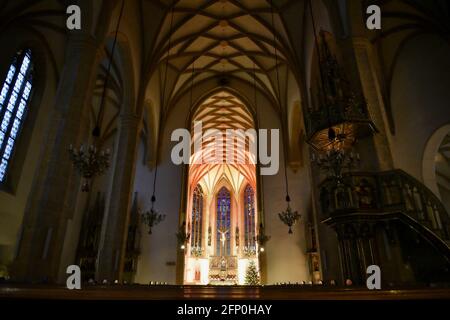 Malerische barocke Altaransicht der Stadtpfarrkirche die römisch-katholische Kirche des Heiligen Blutes im gotischen Stil mit Buntglasfenstern in Graz, Österreich. Stockfoto