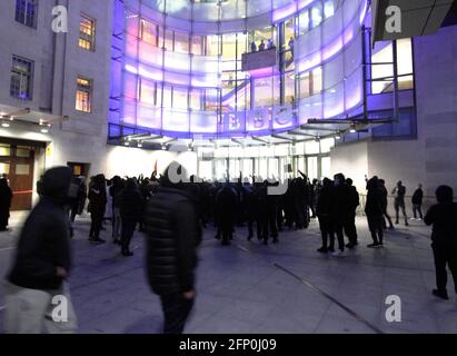 Palästinenser mit Autos fuhren zum BBC und hatten eine Demo und überall in London. Es gab Polizisten am BBC, aber sie waren dort, nachdem die Palästinenser ankamen. Auf jeden Fall schlossen sie die Straße von Regent oben und es war ein bisschen laut, aber dann gingen sie woanders hin. Die Polizei folgte ihnen, nachdem sie ihre Reifen überprüft hatten, bevor sie weiterfuhren.die Zeit war zwischen 1 und 1.30 Uhr heute Morgen, als dies geschah 19/5/2021 Blitzbilder Stockfoto