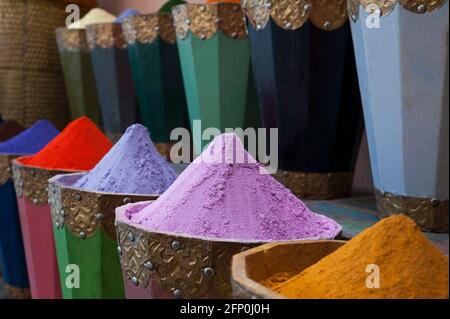 Pigmentpulver in leuchtenden Farben und Mineralien, die in Garmet- und Bekleidungsfabriken verwendet werden und in großen und robusten traditionellen Holzkisten in Marrakesch gelagert werden Stockfoto