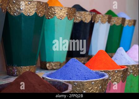 Leuchtendes, farbenfrohes Pigmentpulver oder typischer Mineralfarbstoff fein gemahlen und in robusten traditionellen Holzkisten in der Medina gelagert Stockfoto