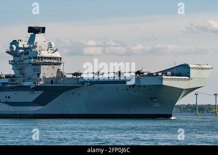 Der Flugzeugträger HMS Queen Elizabeth (R08) kehrte am 19 5/2021 mit F-35B-Kämpfern und Merlin-Hubschraubern auf dem Flugdeck nach Portsmouth, Großbritannien, zurück. Stockfoto