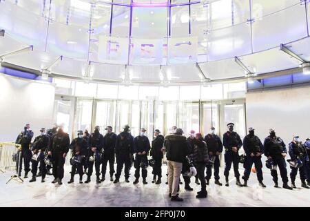 Palästinenser mit Autos fuhren zum BBC und hatten eine Demo und überall in London. Es gab Polizisten am BBC, aber sie waren dort, nachdem die Palästinenser ankamen. Auf jeden Fall schlossen sie die Straße von Regent oben und es war ein bisschen laut, aber dann gingen sie woanders hin. Die Polizei folgte ihnen, nachdem sie ihre Reifen überprüft hatten, bevor sie weiterfuhren.die Zeit war zwischen 1 und 1.30 Uhr heute Morgen, als dies geschah 19/5/2021 Blitzbilder Stockfoto