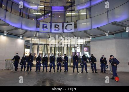 Palästinenser mit Autos fuhren zum BBC und hatten eine Demo und überall in London. Es gab Polizisten am BBC, aber sie waren dort, nachdem die Palästinenser ankamen. Auf jeden Fall schlossen sie die Straße von Regent oben und es war ein bisschen laut, aber dann gingen sie woanders hin. Die Polizei folgte ihnen, nachdem sie ihre Reifen überprüft hatten, bevor sie weiterfuhren.die Zeit war zwischen 1 und 1.30 Uhr heute Morgen, als dies geschah 19/5/2021 Blitzbilder Stockfoto