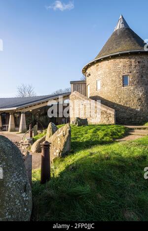 Der runde Turm am Oriel y Parc in St Davids. Es ist ein heller, sonniger Wintermorgen, der Himmel ist blau und niemand ist dabei. Stockfoto