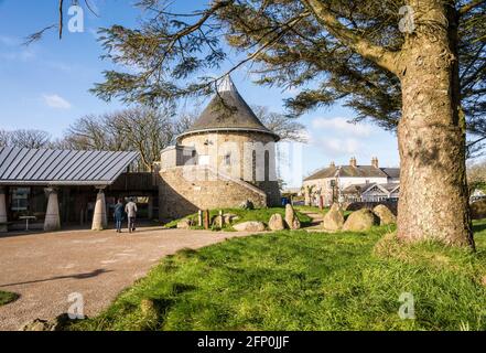 Zwei Personen gehen an einem hellen, sonnigen Wintermorgen über den Innenhof des Oriel y Parc in St. Davids. Stockfoto