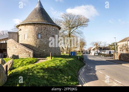 Der runde Turm am Oriel y Parc in St Davids. Es ist ein heller, sonniger Wintermorgen, der Himmel ist blau und niemand ist dabei. Stockfoto