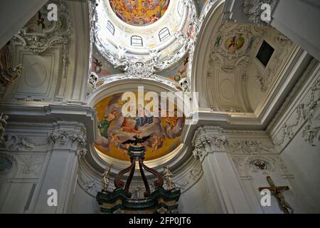 Innenkuppel und Wände Stuckarbeiten der St. Katharinenkirche in der Grazer Grabkapelle des romanischen Mausoleums. Österreich. Stockfoto