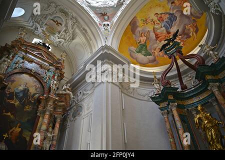 Innenkuppel und Wände Stuckarbeiten der St. Katharinenkirche in der Grazer Grabkapelle des romanischen Mausoleums. Österreich. Stockfoto