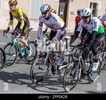 Chatillon-Coligny, Frankreich - 10. März 2019: Drei Radfahrer (Andre Greipel vom ARKEA-Samsic Team, Lars Ytting Bak vom Dimension Data Team, Mike Teunissen Stockfoto