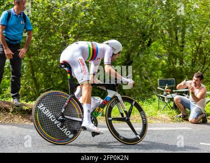 Espelette, Frankreich - Juli 28,2018: Der Niederländer Tom Dumoulin vom Team Sunweb fährt während der Einzelfahrt gegen die Uhr 20th Etappe der Tour de Stockfoto