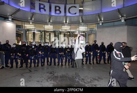 Palästinenser mit Autos fuhren zum BBC und hatten eine Demo und überall in London. Es gab Polizisten am BBC, aber sie waren dort, nachdem die Palästinenser ankamen. Auf jeden Fall schlossen sie die Straße von Regent oben und es war ein bisschen laut, aber dann gingen sie woanders hin. Die Polizei folgte ihnen, nachdem sie ihre Reifen überprüft hatten, bevor sie weiterfuhren.die Zeit war zwischen 1 und 1.30 Uhr heute Morgen, als dies geschah 19/5/2021 Blitzbilder Stockfoto