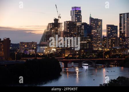 Die Skyline der Innenstadt von Austin, Texas, die von einem niedrigeren Apartmentturm in der Rainey Street Anfang Mai nach Westen blickt. Austin ist trotz der Verlangsamung der Pandemie weiterhin eine der am schnellsten wachsenden Städte in den USA. Stockfoto