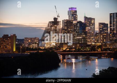 Die Skyline der Innenstadt von Austin, Texas, die von einem niedrigeren Apartmentturm in der Rainey Street Anfang Mai nach Westen blickt. Austin ist trotz der Verlangsamung der Pandemie weiterhin eine der am schnellsten wachsenden Städte in den USA. Stockfoto