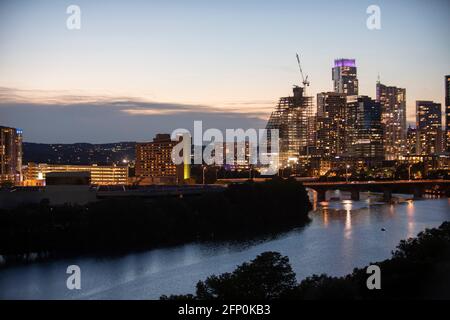 Die Skyline der Innenstadt von Austin, Texas, die von einem niedrigeren Apartmentturm in der Rainey Street Anfang Mai nach Westen blickt. Austin ist trotz der Verlangsamung der Pandemie weiterhin eine der am schnellsten wachsenden Städte in den USA. Stockfoto