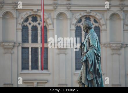 Bronzestatue des Erzherzog Johann-Brunnens auf dem Hauptplatz von Graz, in der Steiermark, Österreich. Stockfoto