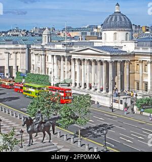 Luftaufnahme 1997 historische Ansicht Doppeldeckerbusse an der Bushaltestelle für die National Gallery, bevor dieser Teil des Trafalgar Square London zur Fußgängerzone der 90er Jahre in Großbritannien wurde Stockfoto