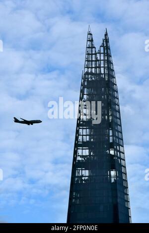 Silhouette Blick oben London Shard Wahrzeichen Wolkenkratzer Gebäude umfasst öffentliche Aussichtsplattform Flugzeug nach Heathrow UK Stockfoto