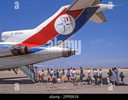 Boeing 727 Trijet Dan Air-Logo auf dem Düsenflugzeug und Familien, die unter dem Schwanz Schlange stehen, auf dem Pauschalangebot des Sommerurlaubs-Charterfluges EU der 1990er Jahre Stockfoto