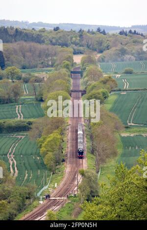 Dorking, Surrey, England, Großbritannien. Mai 2012. Die Flying Scotsman-Lokomotive dampft durch die grünen Surrey Hills in der Nähe von Dorking. Der erste Ausflug des Jahres 2021 für diesen weltberühmten Dampfzug, der Passagiere auf eine dreistündige Rundfahrt von London nach Surrey und zurück auf der Steam Dreams Tour bringt. Quelle: Julia Gavin/Alamy Live News Stockfoto