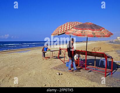 Fischhändler verkauft Fisch am Strand, Benghazi, Libyen Stockfoto