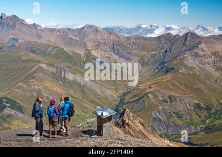Wandergruppe mit Blick über die französischen Alpen von der Seilbahn La Meije in der Nähe der Stadt La Grave, Nationalpark Ecrins, Hautes-Alpes (05), Frankreich. Stockfoto