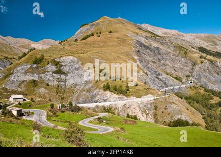 Kurvenreiche Bergstraße und Tunnel in der Nähe der Stadt La Grave im Oisans-Massiv, Hautes-Alpes (05), Region Provence-Alpes-Cote d'Azur, Frankreich Stockfoto