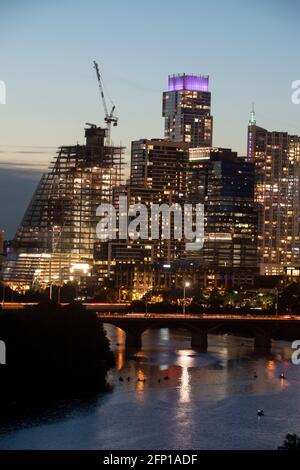 Austin, TX, USA. Mai 2021. Die Skyline der Innenstadt von Austin, Texas, die von einem niedrigeren Apartmentturm in der Rainey Street Anfang Mai nach Westen blickt. Austin ist trotz der Verlangsamung der Pandemie weiterhin eine der am schnellsten wachsenden Städte in den USA. Quelle: Bob Daemmrich/ZUMA Wire/Alamy Live News Stockfoto