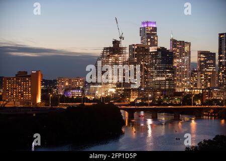 Austin, TX, USA. Mai 2021. Die Skyline der Innenstadt von Austin, Texas, die von einem niedrigeren Apartmentturm in der Rainey Street Anfang Mai nach Westen blickt. Austin ist trotz der Verlangsamung der Pandemie weiterhin eine der am schnellsten wachsenden Städte in den USA. Quelle: Bob Daemmrich/ZUMA Wire/Alamy Live News Stockfoto